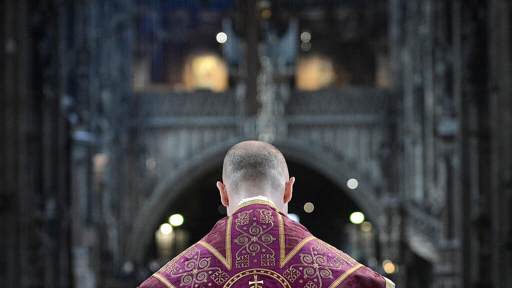 Priester, Pfarrer, Kirche, SB