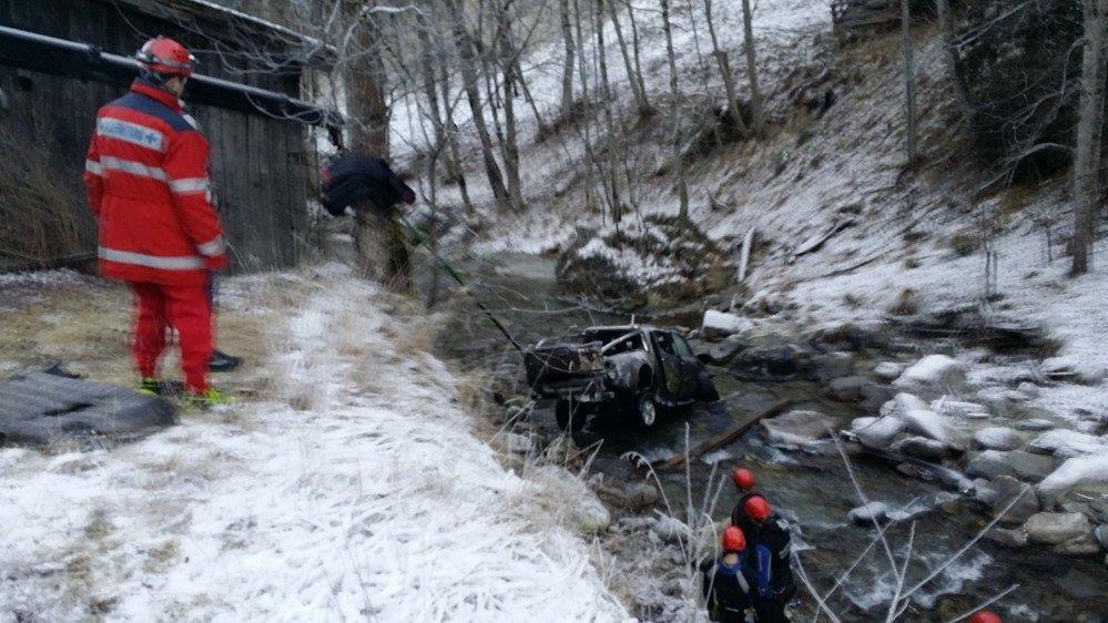 Unfall auf L219: Pkw in Bachbett
