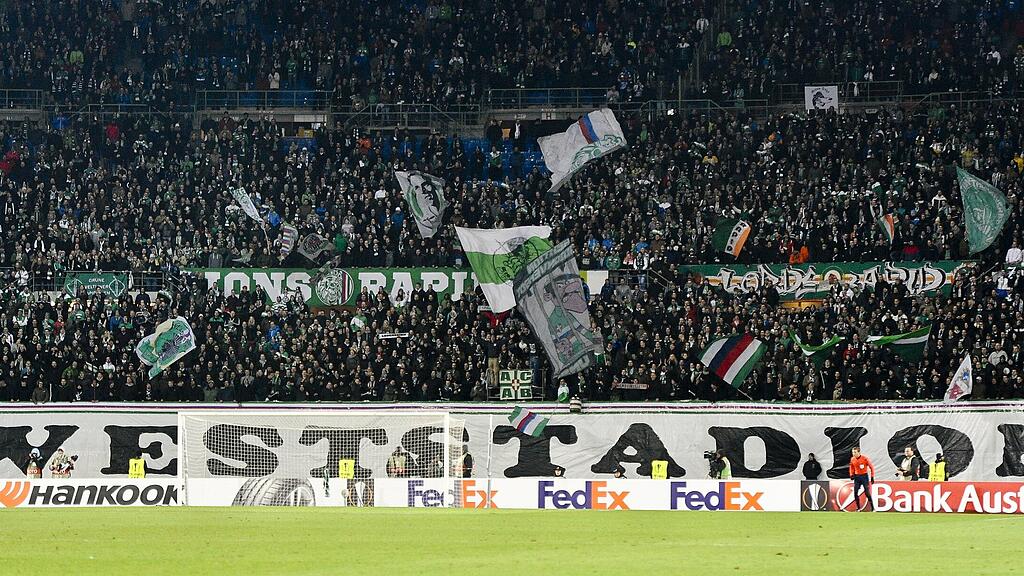 Ein Banner der Rapid-Fans brachte dem Verein eine Anzeige ein.