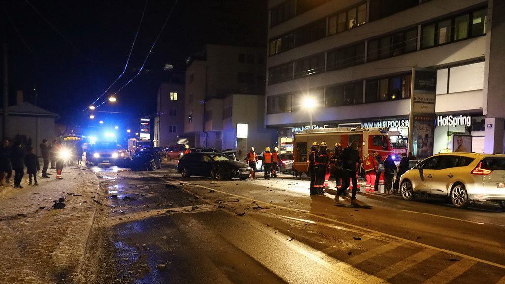 Verletzte nach Crash in Hellbrunner Straße
