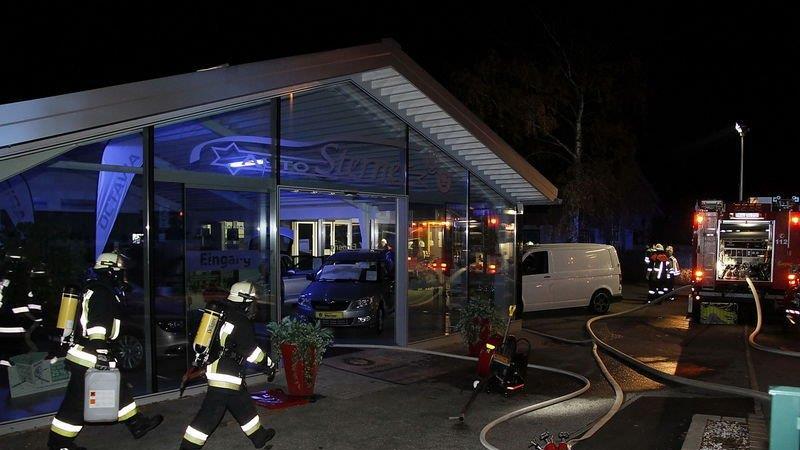 Feuerwehreinsatz in Autohaus, I