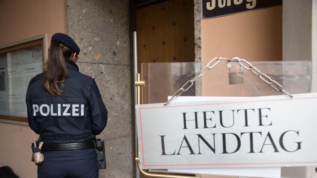 Polizisten bewachen Landtag