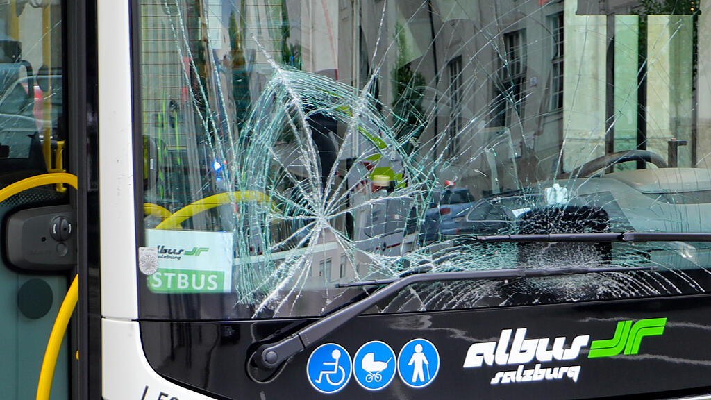 Crash zwischen Albus und Motorrad in Schwarzstraße: Drei Verletzte