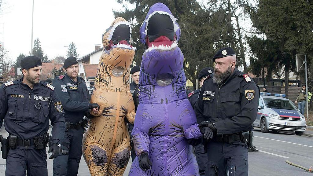 Polizei nimmt Demonstranten in Dinosaurierkostümen fest