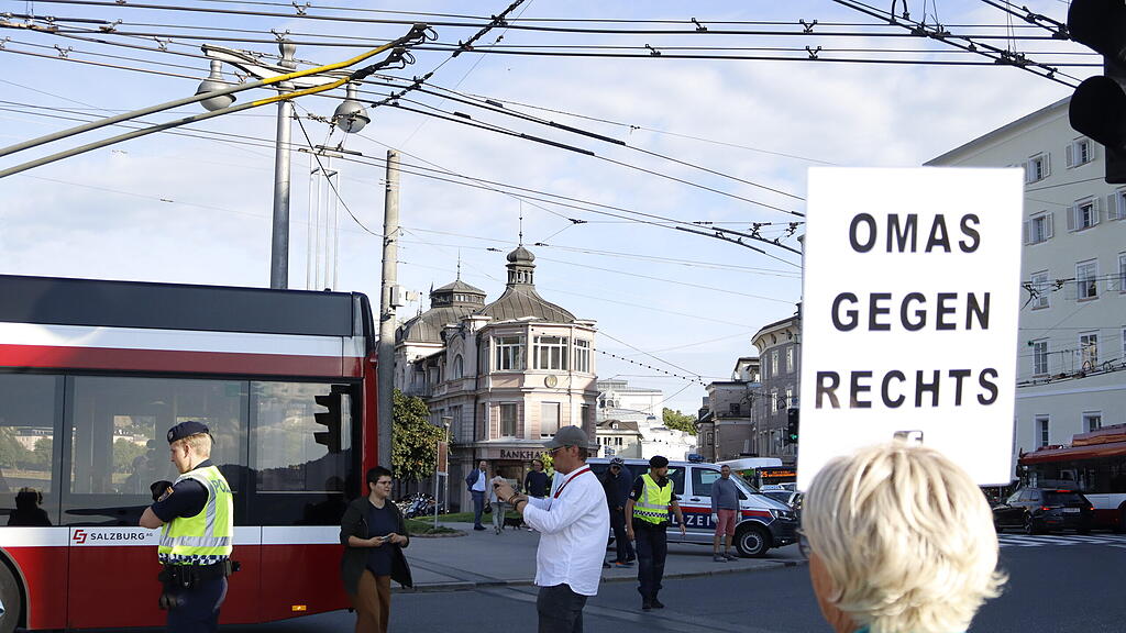 Klebe-Blockade auf Staatsbrücke