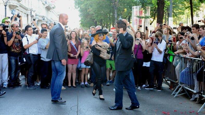 Lady Gaga und Hund: Ankunft in Wien