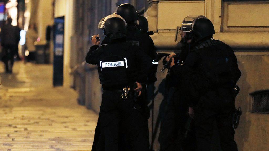 Vermeintlicher IS-Angriff in Paris: Polizist und Angreifer tot