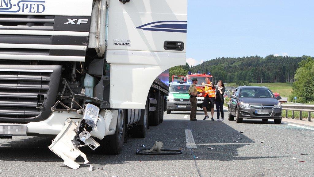 Horror-Crash mit drei Autos auf A8 endet glimpflich