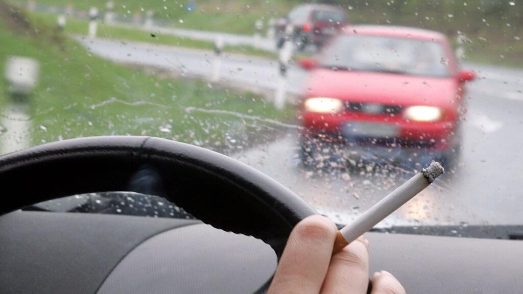 Nach Großbritannien könnten weitere Länder mit dem Rauchverbot im Auto nachziehen.