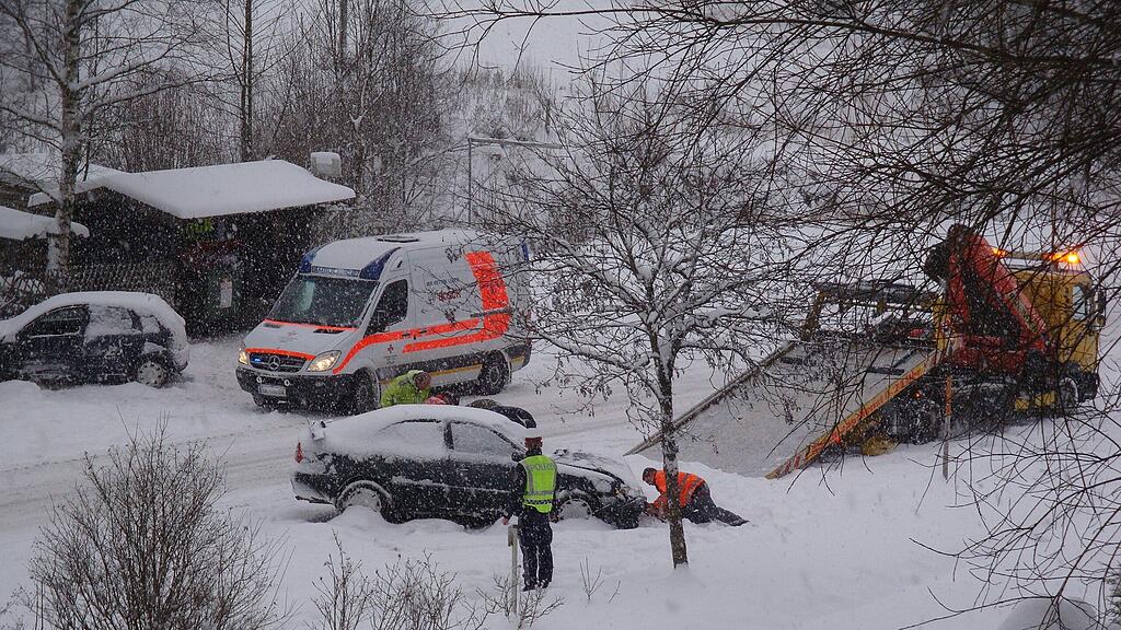 Das Auto rutsche in einen Zaun.