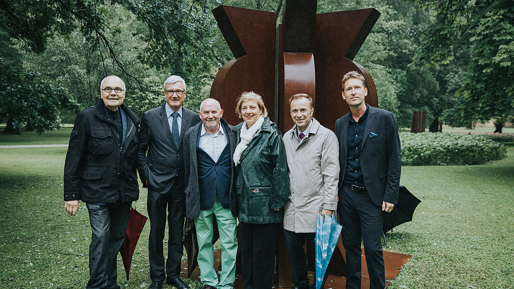 Freuen sich über die Eröffnung (v.li.): Friedhelm Mennekes, Harald Preuner, Künstler Enrique Asensi, Schlosshauptfrau Ingrid Sonvilla, Bernhard Auinger und Michael Karrer.
