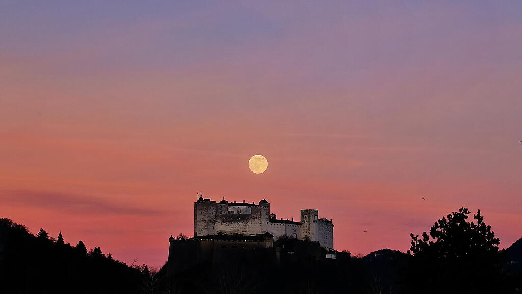 Erster Vollmond 2023 über Salzburg
