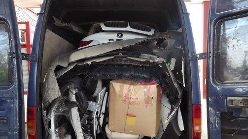 Autodiebe verstecken BMW X6 in Transporter