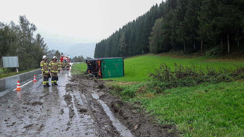 Tonnenschwerer Lkw kippt auf B96 in St. Margarethen im Lungau um