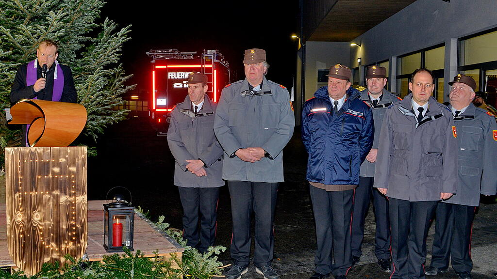 Feuerwehr Friedenslicht\u00fcbergabe im Bezirk Flachgau