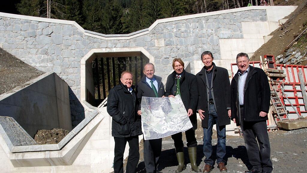 Besichtigung der Wildbachverbauung Schmittental in Zell am See. Von links: Erich Egger (Vorstand Schmittenhöhebahn AG) LR Sepp Eisl, Bgm. Hermann Kaufmann, Leonhard Krimpelstätter (WLV), Robert Buchner (Obmann Wassergenossenschaft Schmittenbach).