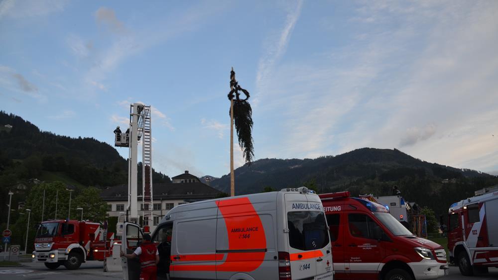 Sturm knickt Maibaum in St. Johann im Pongau