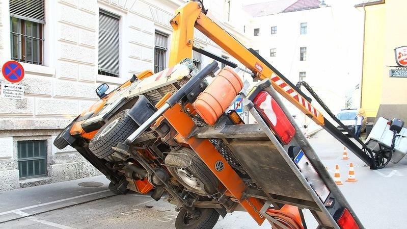 Hubsteiger kippt am Kajetanerplatz