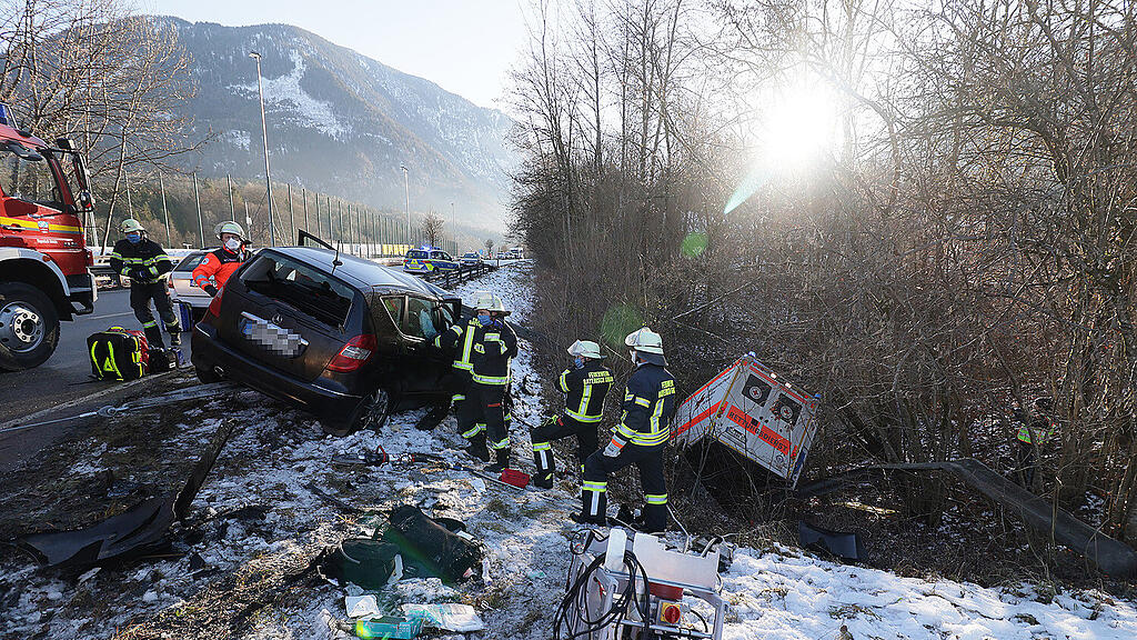 Unfall mit Rettungswagen, Bayerisch Gmain, B20,