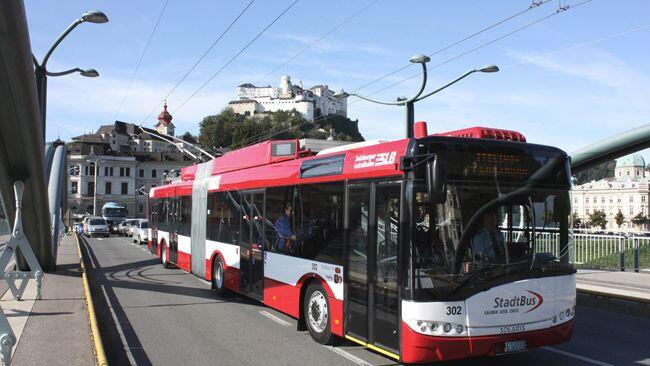 Die Senioren-Netzkarte gilt für eine unbegrenzte Anzahl von Fahrten, vom ÖBB-Railjet zwischen Salzburg und Neumarkt bis zur Pinzgaubahn oder dem Obus in der Landeshauptstadt.