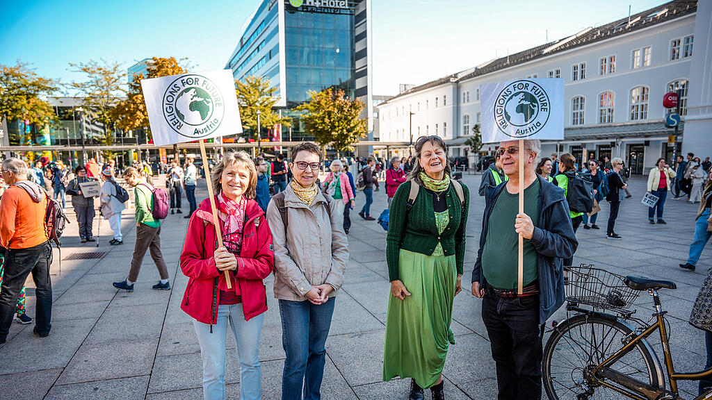 Demo "Zusammenhalten statt spalten" in der Stadt Salzburg