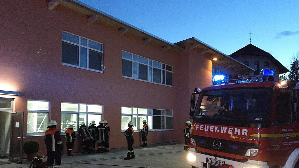 Die Feuerwehr lüftete das Gebäude.