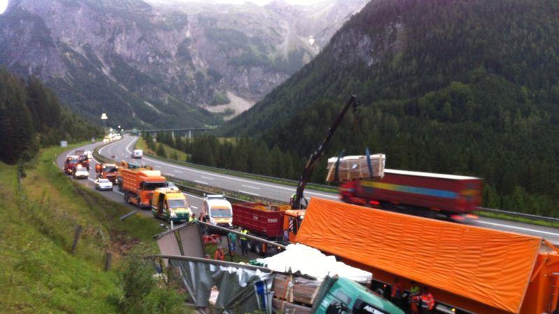 Lkw-Bergung auf A10