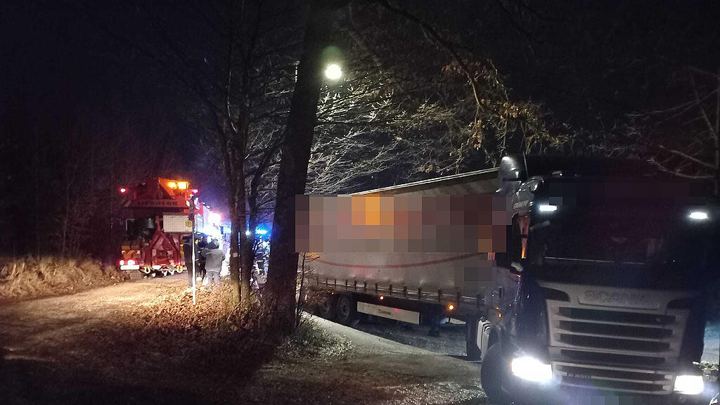 Lkw hängt in Attnang fest