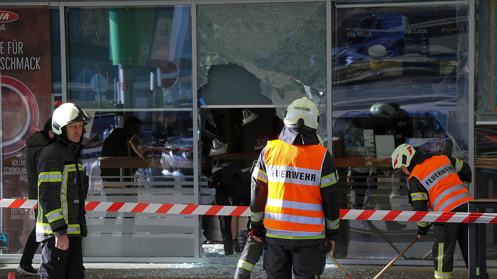 Lkw-Unfall auf A1: Reifen in Raststation