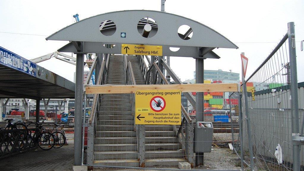 Fußgängerbrücke abgetragen