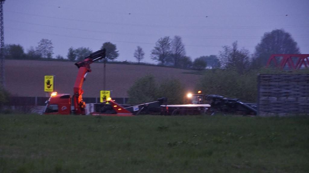 Lkw kippt auf A1 um