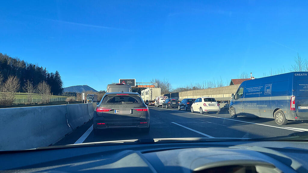 Stau auf der A1 Richtung Salzburg bei Thalgau