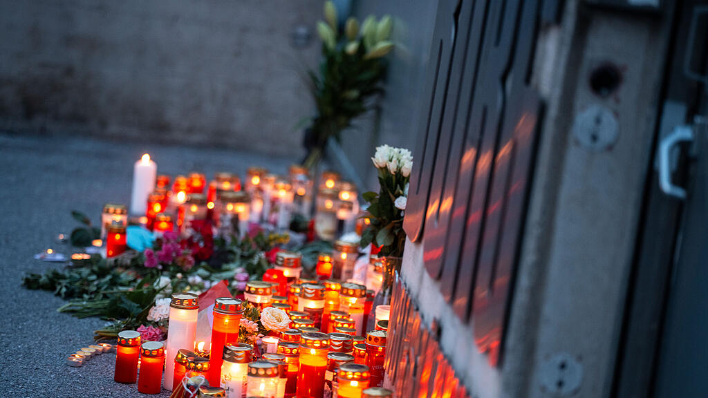 ATTACKE AN GRAZER SCHULE: KERZEN VOR DER SCHULE