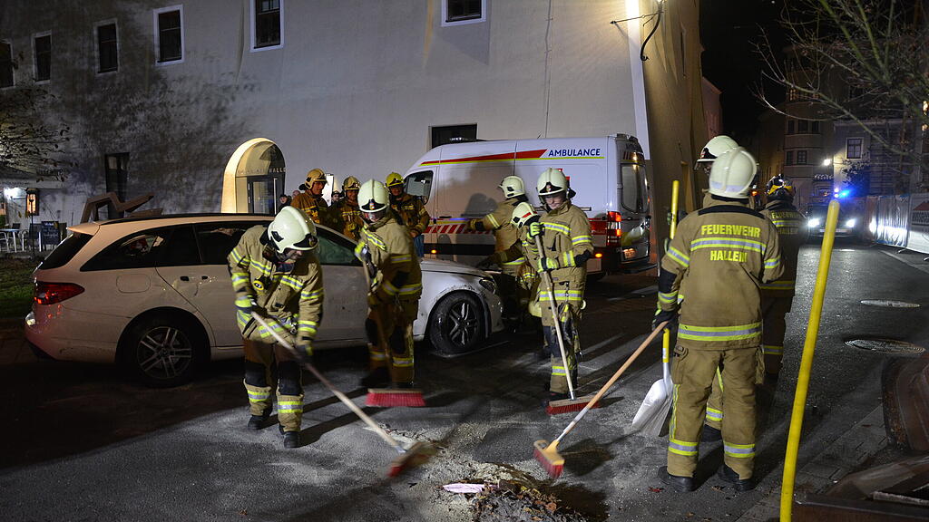 Pkw kippt bei Crash in Halleiner Altstadt um
