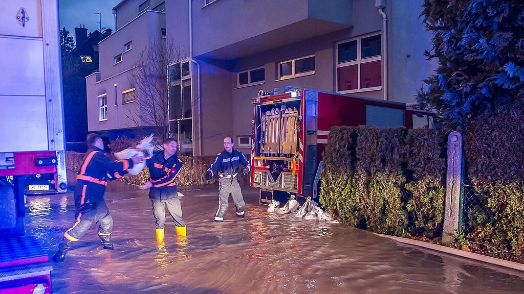Die gesamte Straße war überflutet.