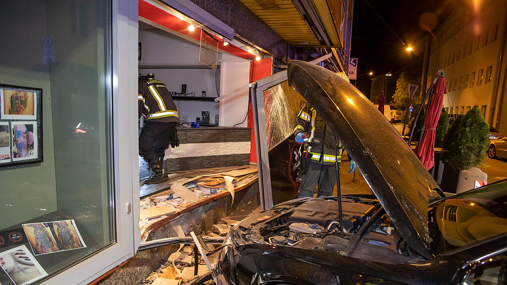 Lehen: Auto kracht in Tattoo-Studio