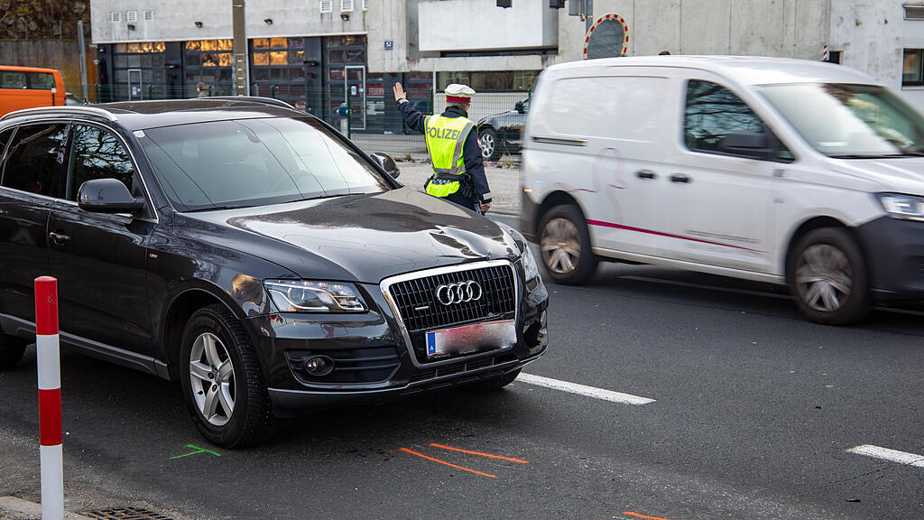 Rollstuhlfahrer contra Auto auf Schallmooser Hauptstraße