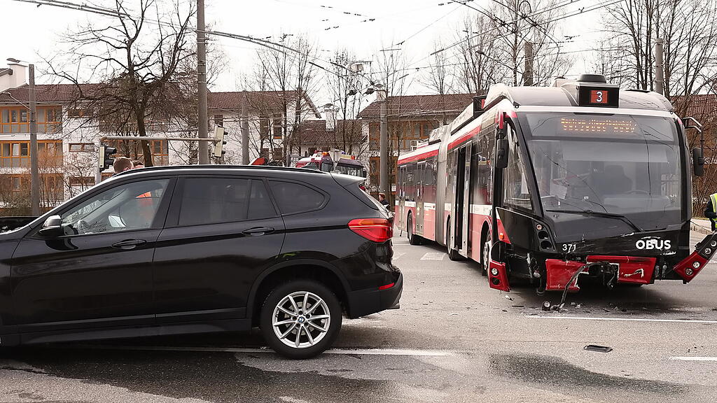 PKW kollidiert mit O-Bus auf der L106