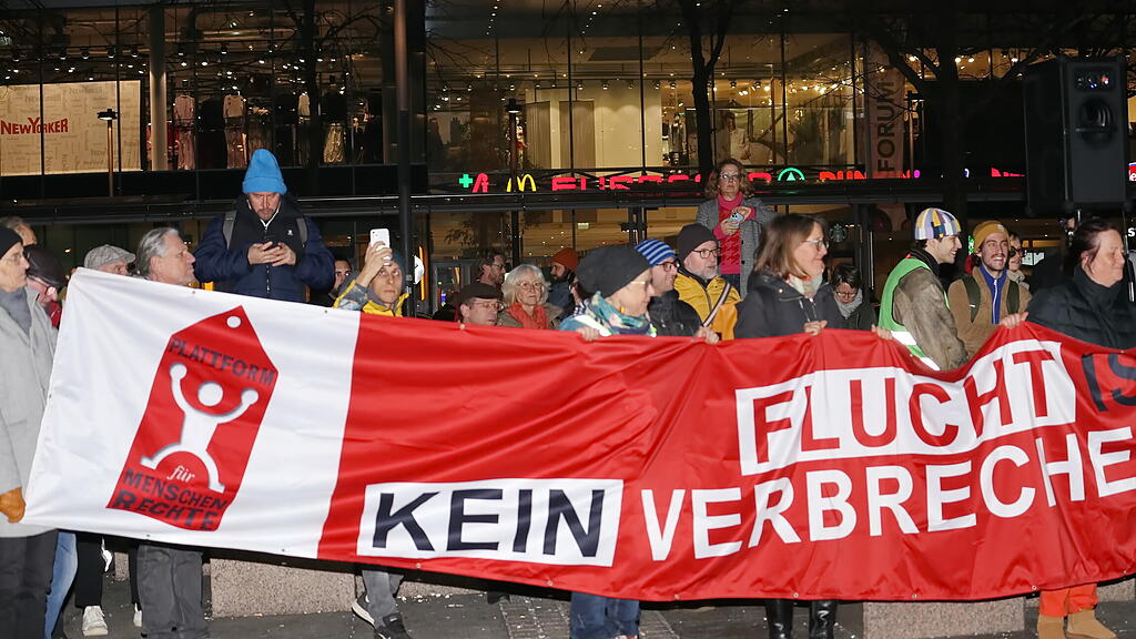 kundgebung blau-schwarz hauptbahnhof
