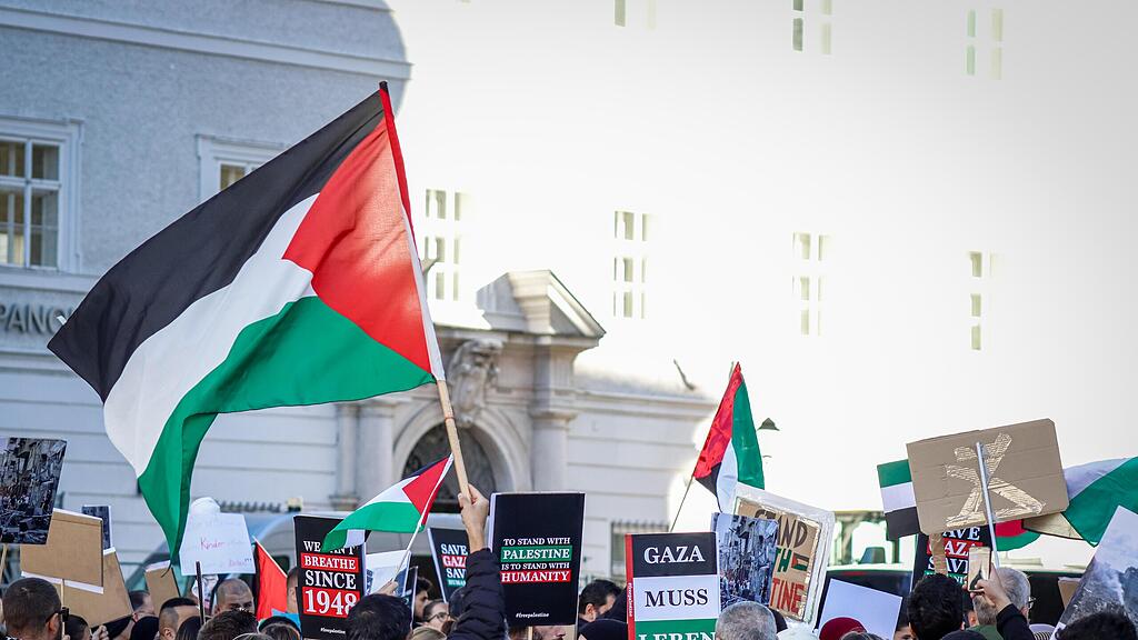 Demo in Salzburg f\u00fcr Bewohner von Gaza