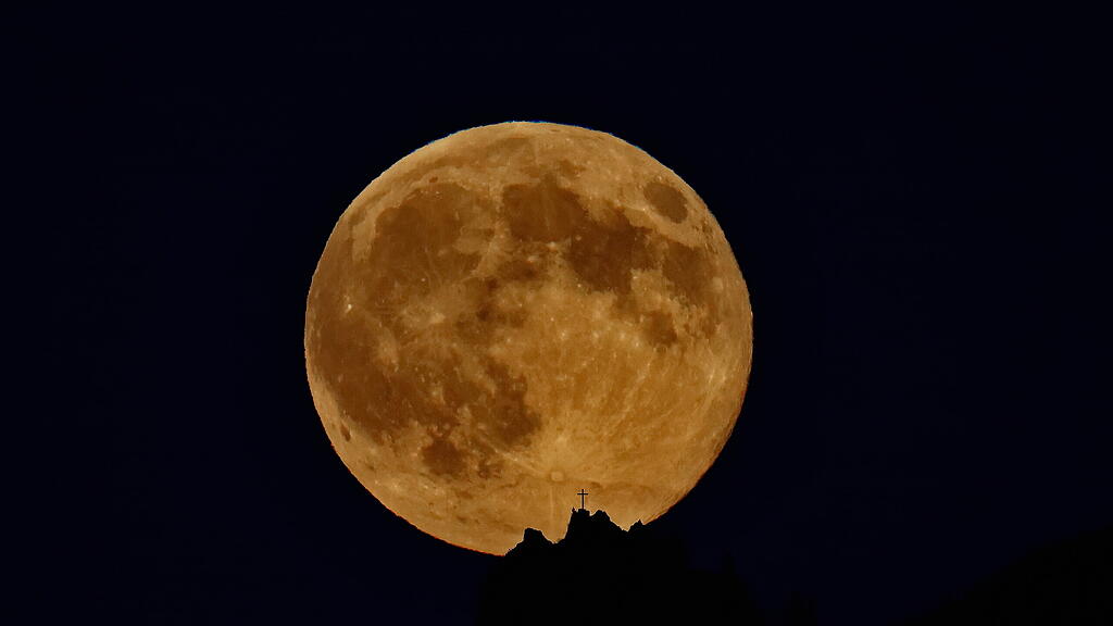 Supermond über Salzburg