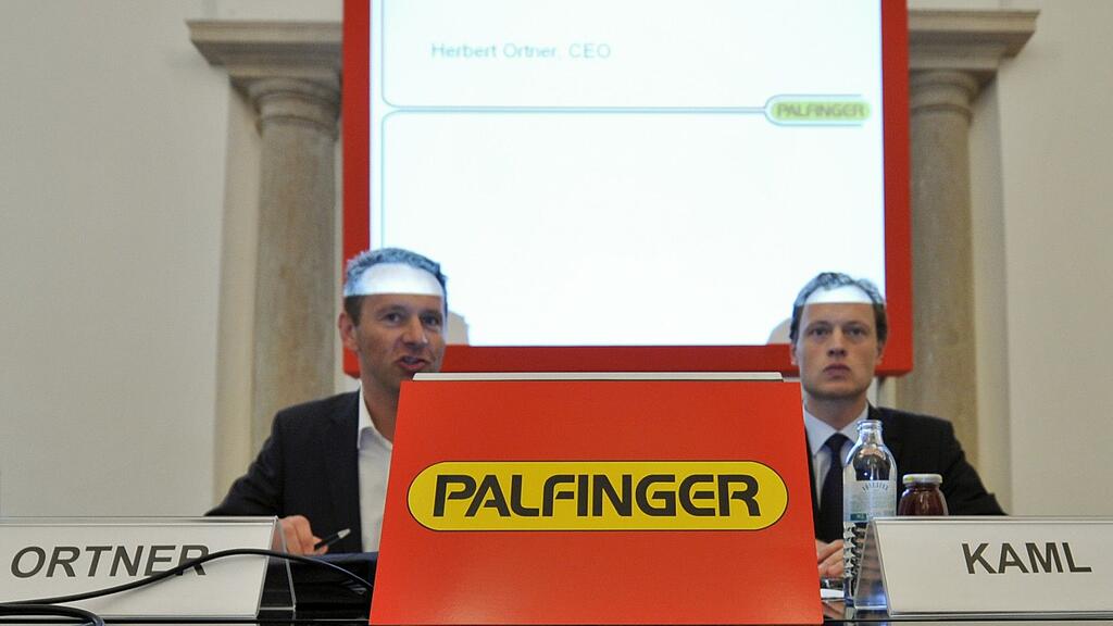 Palfinger AG Vorstandsvorsitzender Herbert Ortner (l.) und Finanzvorstand Christoph Kaml während einer Pressekonferenz.