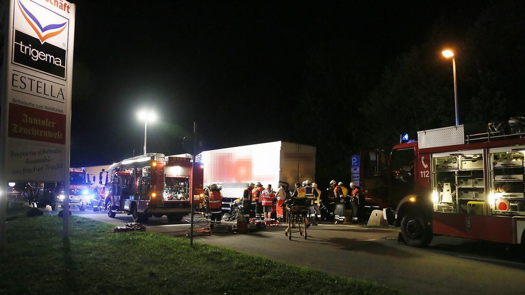 Piding: 20-Jähriger kracht alkoholisiert mit Pkw in Sattelzug