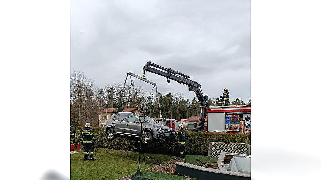Auto landet in Pool