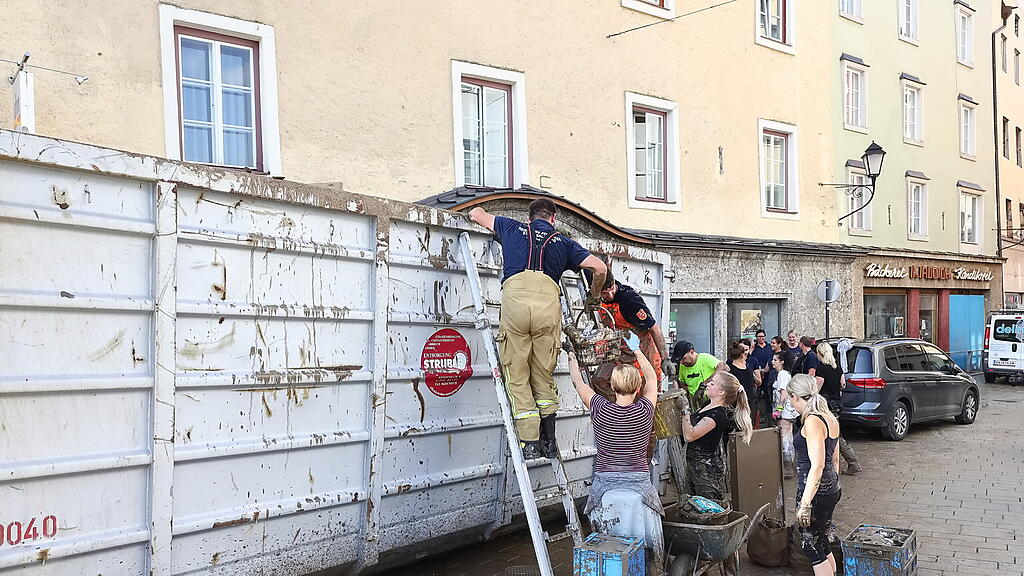 Aufr\u00e4umarbeiten in Hallein