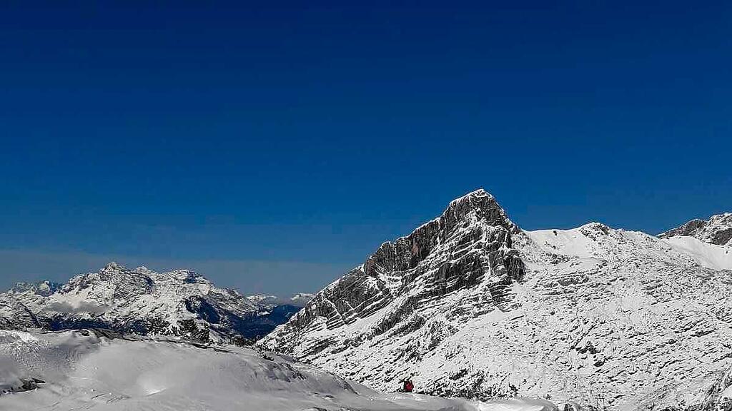 Wanderer von Neuschnee überrascht