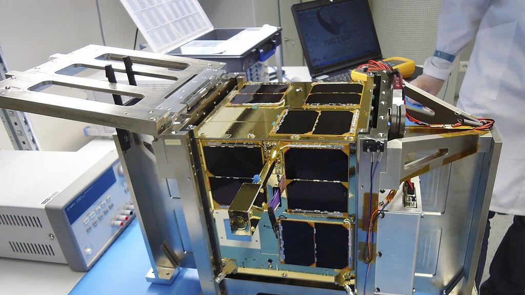 "TUGSAT-1" und "UniBRITE" haben bisherige Betriebs- und Instrumententests positiv abgeschlossen.