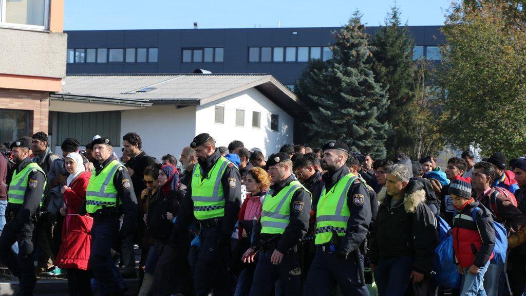 Flüchtlinge marschieren zu Grenze