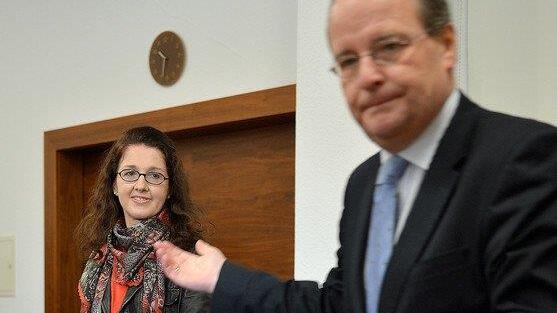 Monika R. zeigt sich der Öffentlichkeit