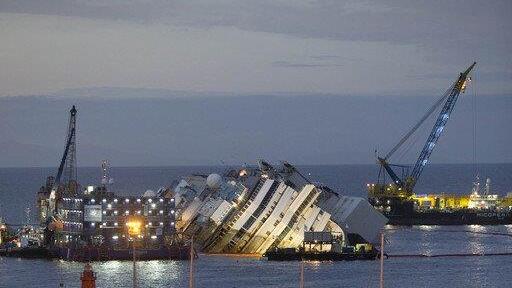 Wrack der Costa Concordia ist aufgerichtet